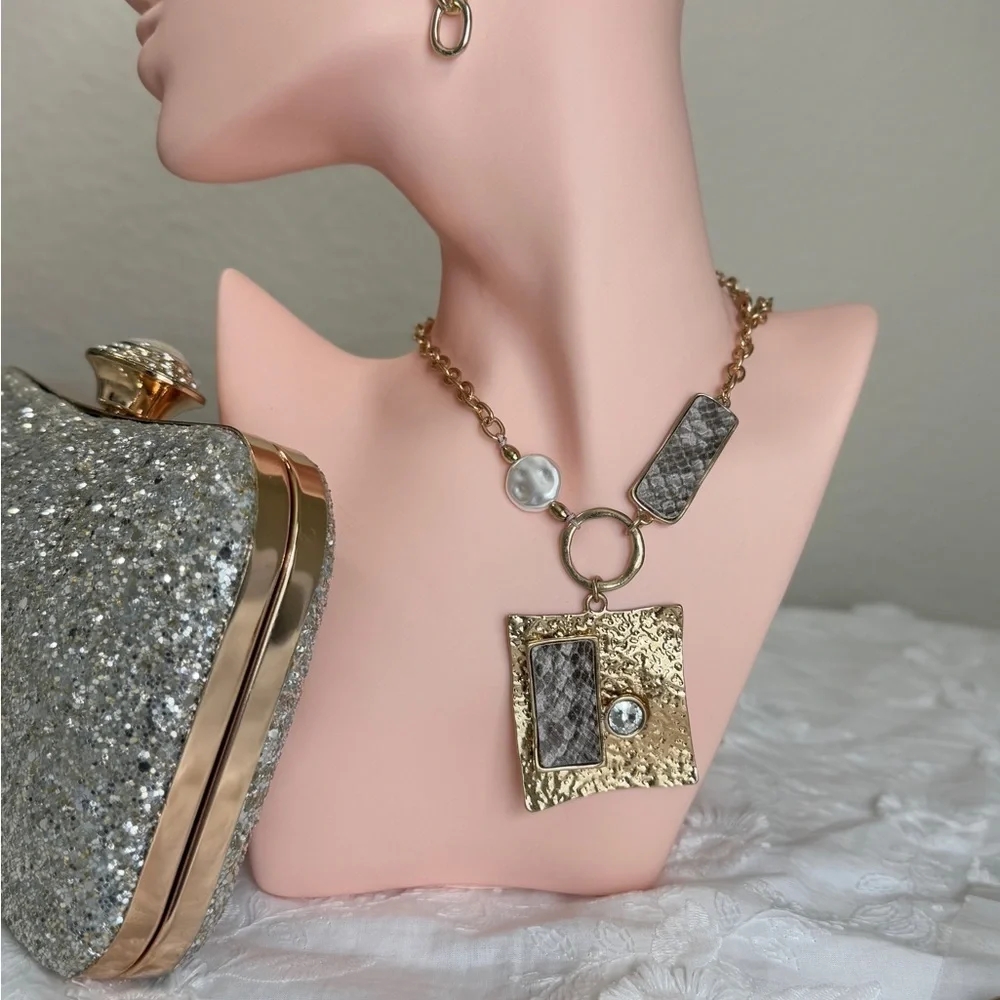 ⚜️❤️‍🔥 Elegant Gold Necklace With Accents